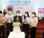 [포토] MZ세대 직원 생일축하하는 이성희 농협회장