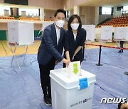 투표 마친 제주을 김한규 후보