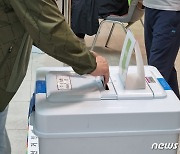 [사전투표] 강원 첫날 오전 8시 1.26%..지난 지선보다 0.34%↑