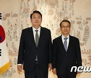 기념촬영하는 尹대통령과 김규현 국정원장