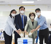 송영길 후보 '가족과 함께 사전투표'