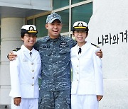 자매 해군 소위 탄생.. 부사관 복무 남동생까지 '해군 3남매'