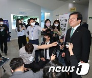 사전투표 마치고 취재진 질문받는 박병석 국회의장