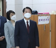 사전투표 줄 선 안철수 후보와 김미경 교수
