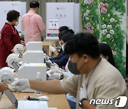 '대선때와 달리 한산' 전북 사전투표..아침부터 차분하게 '소중한 한 표'