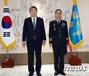 윤 대통령, 박정환 육군참모총장 수치 수여식