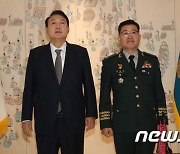 尹대통령, 전동진 육군지상작전사령관 수치 수여
