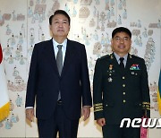 尹대통령, 신희현 육군 2작전사령관 삼정검 수치 수여