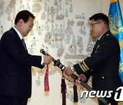 尹대통령, 전동진 육군지상작전사령관 삼정검 수치 수여