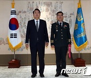 윤 대통령, 전동진 육군지상작전사령관 수치 수여식