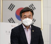 윤호중 상임선대위원장, 청주서 사전 투표