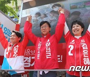 안산 시민들에게 인사하는 김은혜·안철수·이민근 후보