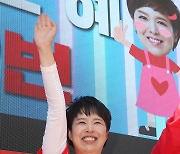 시민들에게 인사하는 김은혜 후보
