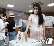투표함에 투표용지 넣는 고등학생