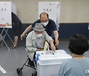 울산 오후2시 사전투표율 5.72%..7회 지방선거보다 0.3% 높아