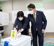 이정선 광주교육감 후보 '사전투표 완료'