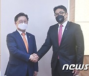 악수하는 박일준 2차관과 페드로나스 CEO