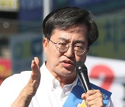 시흥 시민들에게 지지호소하는 김동연 후보