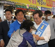 시흥 시민들과 인사 나누는 김동연 후보