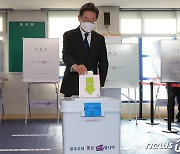 사전투표 첫날부터 '후끈'..높은 투표율, 정권 안정론 or 견제론?