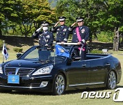 열병하는 신임 공군참모총장과 전 공군참모총장