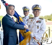 국방부장관으로부터 해군기 받는 이종호 해군참모총장