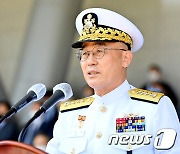 취임사하는 이종호 해군참모총장