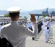 임관 선서하는 신임 해군·해병대 장교