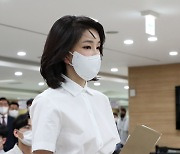 김건희, 사전투표 때 입은 '꿀벌 셔츠'는 175만원짜리 디올