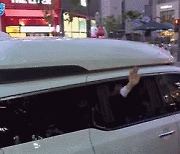 이재명 탄 차량, 신호위반 과태료..李측 "실무진 실수, 유의하겠다"(영상)