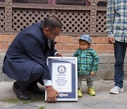 18살인데 키가 73cm..세계서 가장 작은 네팔 소년 기네스북 올랐다