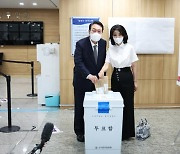 '사전투표 인증' 윤 대통령 "투표는 국민의 가장 기본적인 권리"