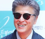[포토] 권해효, 붉은빛 화려한 미소