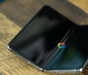 "폴더블폰 참 어렵네"..삼성 영토 넘보던 구글, 속앓이 하는 까닭은