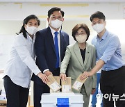 [포토]가족들과 함께 사전투표 하는 송영길 서울시장 후보
