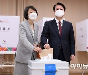 [포토]사전투표 하는 안철수 후보-김미경 교수