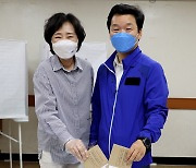 [포토]부인과 함께 사전투표 하는 김병관 후보