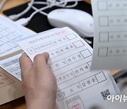 [포토]투표용지 출력하는 선거사무원