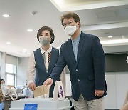 [포토] 사전투표하는 변성완 부산시장 후보