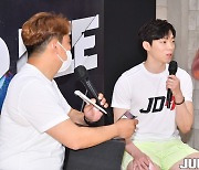 [JB포토] 팬들의 질문에 진지하게 답해주는 이재도