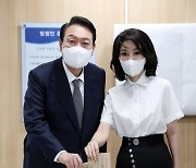 尹대통령-김건희 여사, 점심시간 이용 사전투표 완료