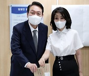 [포토] 尹대통령 부부 사전 투표.. 인천공항서도 한 표 행렬