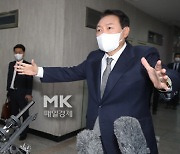 [포토] 기자들의 질의에 답하는 윤석열 대통령