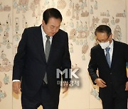 [포토] 김규현 국정원장에게 임명장 수여하는 윤석열 대통령
