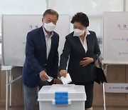 유권자 '문재인'도 한표 "정치 발전위해 사전투표 많이 해달라"