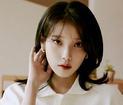 [★화보] 아이유, 반팔티 하나 입었을 뿐인데.. 기승전 '청순'