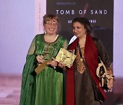 부커상에 인도 여성 작가 기탄잘리 슈리의 '모래의 무덤'