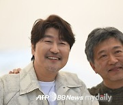 '브로커' 송강호 "韓-日, 가까우면서 달라 흥미로워..고레에다 감독 끊임없이 도전, 인상적" [여기는 칸]