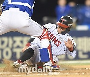 [MD포토] 유강남 '포수 다리 사이로 슬라이딩하며 세이프'