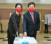 투표하는 송기윤 증평군수 후보 부부